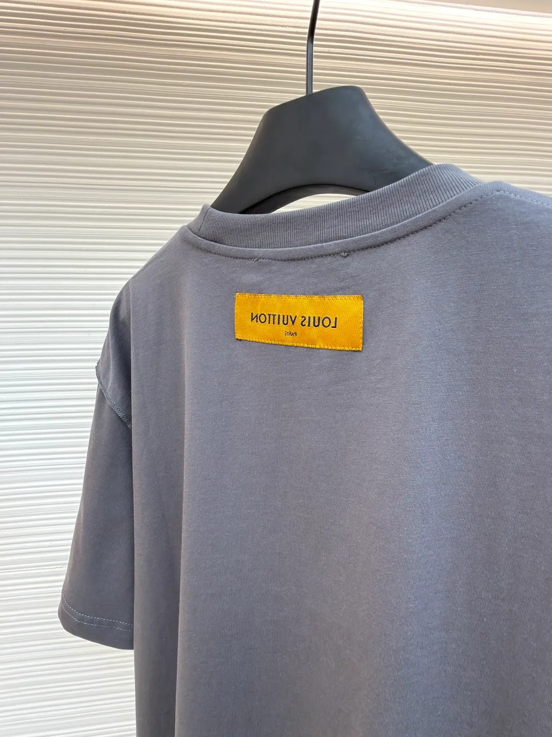 LOUIS VUITTON Concave embossed round neck short sleeves ●Original version: Purchased and developed in 5010 ●Item number: 1681360-A00 ●Fabric: plain knitted fabric ●Technology: embossed embossed production ●Color: gray ●Version: fitted version ●Weight: about 205 grams ●Size: High-count combed cotton yarn eliminates most of the short hairiness through compact spinning process, making the yarn smoother and stronger. The woven fabric structure is extremely dense, flat and soft, with excellent anti-pilling ability and durability, while retaining the natural advantages of pure cotton, which is breathable and skin-friendly. The neckline is made of 32S 1x1 rib with a weight of 300g. The finer yarn count creates a more delicate and tight thread, which provides better elasticity and deformation resistance than ordinary ribs, ensuring that the neckline can still remain stiff after being put on and taken off many times. It contains an innovative process of silicone lining. The concave and convex embossing process is heated and shaped by the upper and lower dies. The rollers press the fabric at a certain temperature, and the three-dimensional hierarchical convex surface is produced through mechanical embossing. This makes the embroidered patterns not only three-dimensional and full, but also uniquely soft and elastic to the touch, which is completely different from traditional stiff embroidery. The support of silicone also ensures that the pattern is not prone to wrinkles and deformation after washing, achieving a combination of visual novelty and process durability. The overall wiring is straight and delicate, the fabric is comfortable and soft, and the color is consistent without color difference. It can be matched with the same style to create a fashionable look and control various occasions. Customized accessories, complete with three standards, same style for men and women!